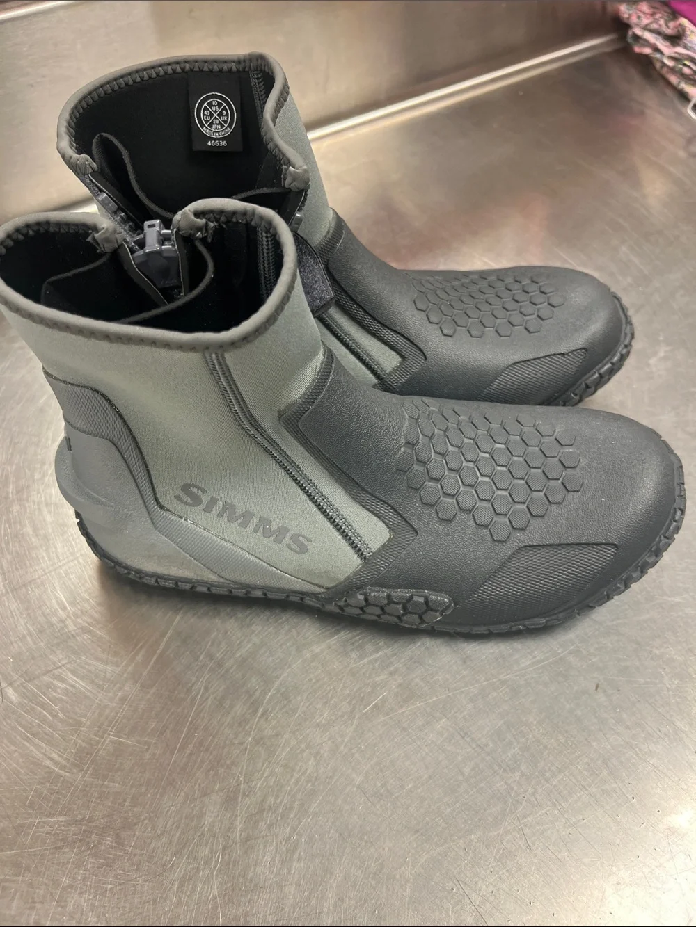Simms Gray and Black Neoprene Ankle Waders Zipit Bootie Size 10 Worn Once
